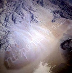 Sand poem at Santiago, Chile (Photo via Atomikaztex)